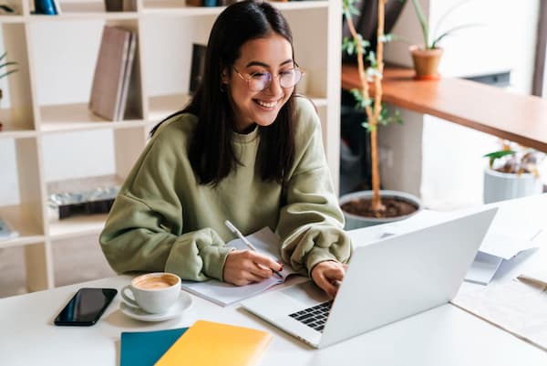 Chica estudiando oposiciones PT Andalucía